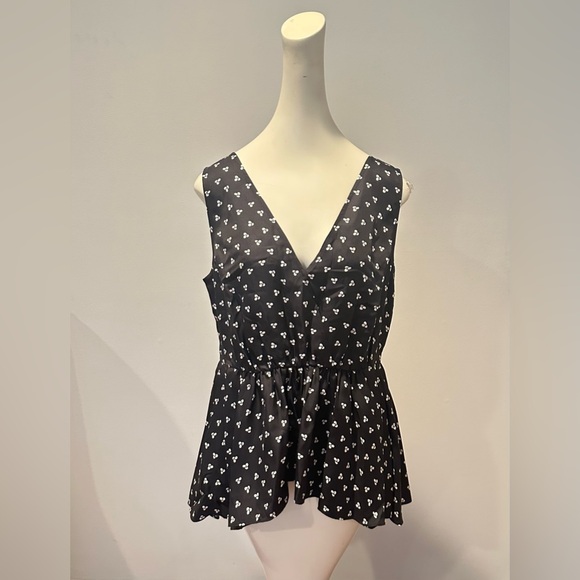 Brand: Lewit
Lewit Sharkbite Hem Silk Tank, Black -White Knot Print, Medium - Picture 4 of 8